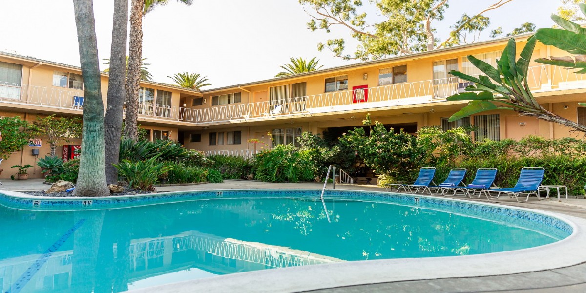 POOL SIDE KING SUITE - NON SMOKING
