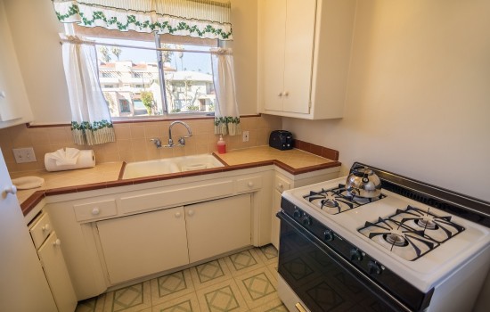 Welcome To Cal Mar Hotel Suites - Kitchen